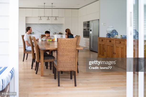 family eating breakfast - grus rubicunda stock pictures, royalty-free photos & images