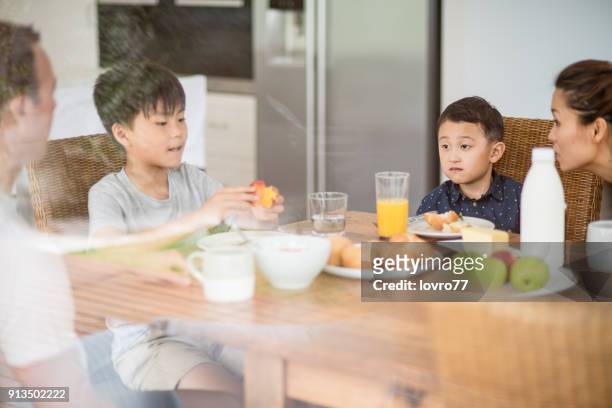 family eating breakfast - grus rubicunda stock pictures, royalty-free photos & images