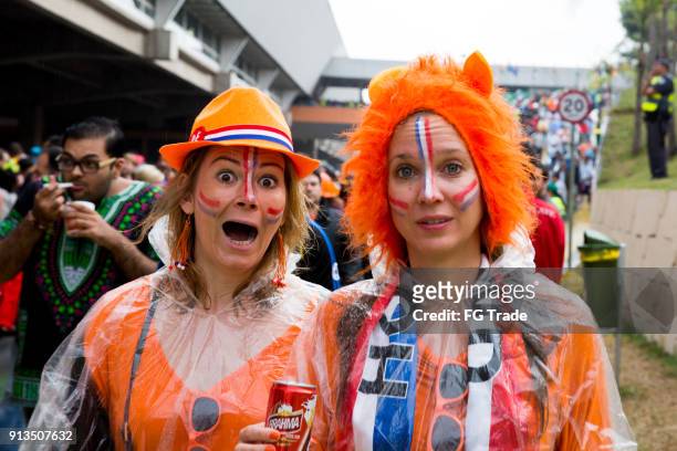 tifosi olandesi che si presenteranno ai mondiali 2014 - campionato mondiale di sport foto e immagini stock