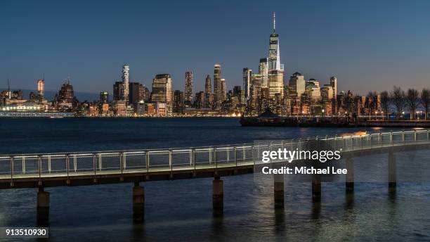 lower manhattan night skyline - new york - one world trade center night stock pictures, royalty-free photos & images