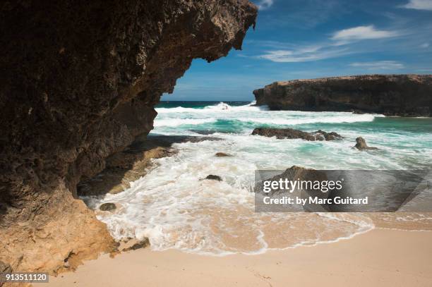 rough waters at boca prins beach in arikok national park, aruba - aruba photos et images de collection