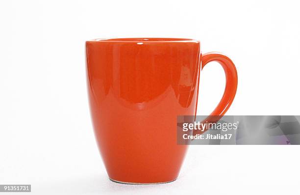 orange une tasse de café sur fond blanc, gros plan - mug photos et images de collection