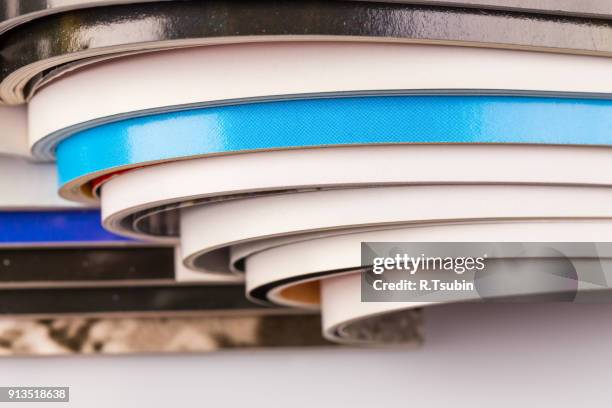 stack of magazines - blank magazine stock-fotos und bilder