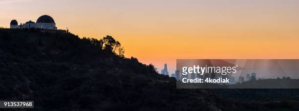 los angeles skyline at dawn looking from mt hollywood - observatório do parque griffith imagens e fotografias de stock