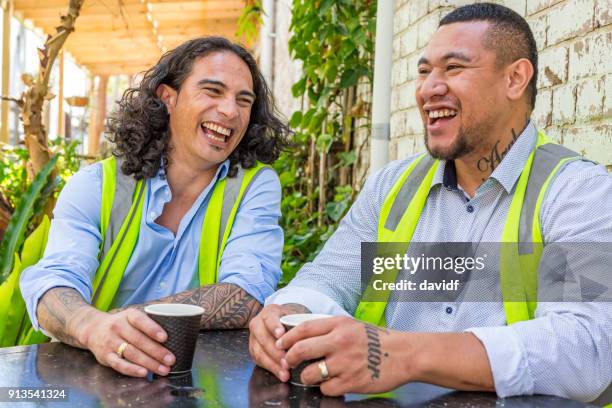 construction worker men in high vis vests having a coffee break - insulano do pacífico imagens e fotografias de stock