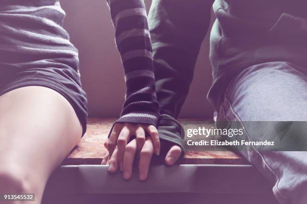 couple holding hands - young couple photos et images de collection