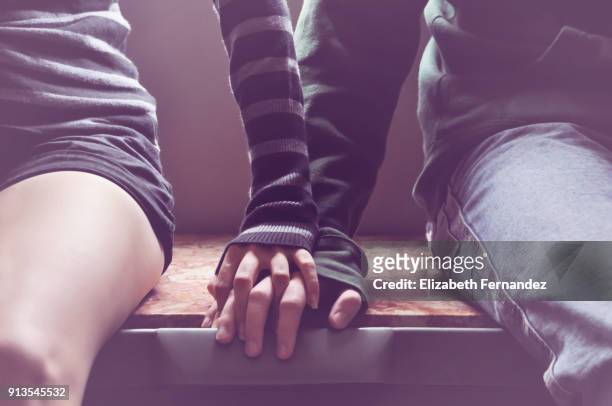 couple holding hands - casal adolescente imagens e fotografias de stock