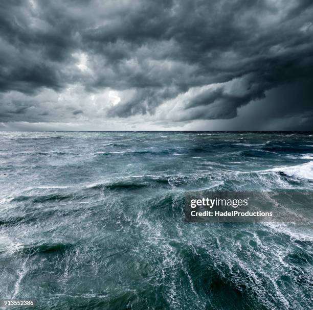 orkaan waarschuwing - dark ocean ripples stockfoto's en -beelden