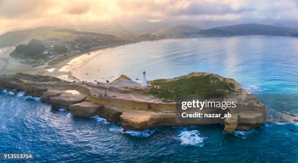 panoramisch luchtfoto van castlepoint vuurtoren met castlepoint dorp op achtergrond. - wellington nieuw zeeland stockfoto's en -beelden