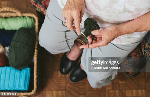 old lady knitting - jon schulte imagens e fotografias de stock