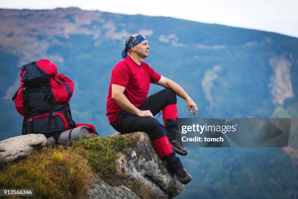 hombre les gusta viajar - meta turistica fotografías e imágenes de stock