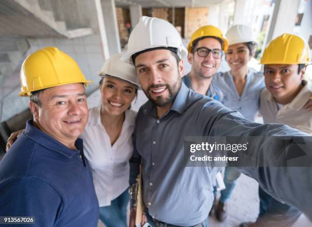 architekten und ingenieure nehmen ein selbstporträt auf einer baustelle - selbstportrait stock-fotos und bilder