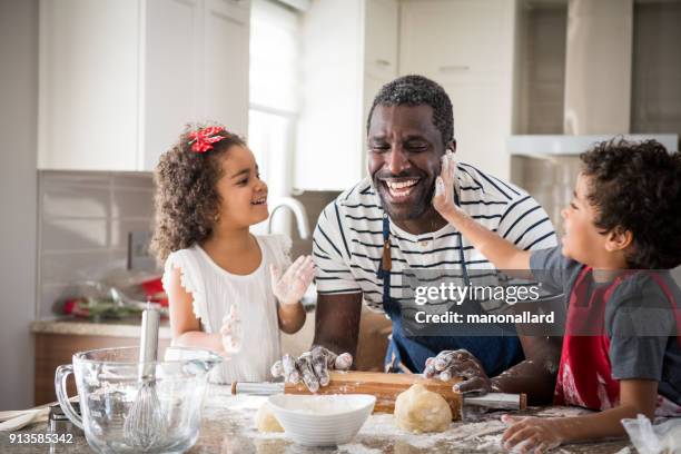 padre de haití con sus dos hijos de mestizo precioso de 3 a 5 años - haitian ethnicity fotografías e imágenes de stock