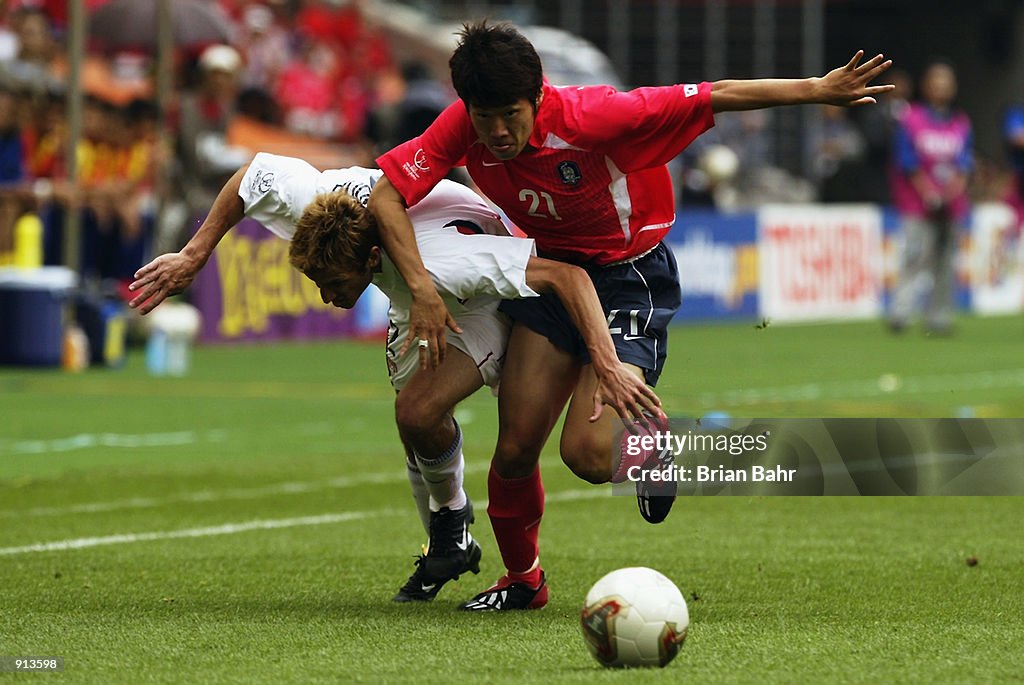 Ji Sung Park of South Korea and Frankie Hejduk of the USA