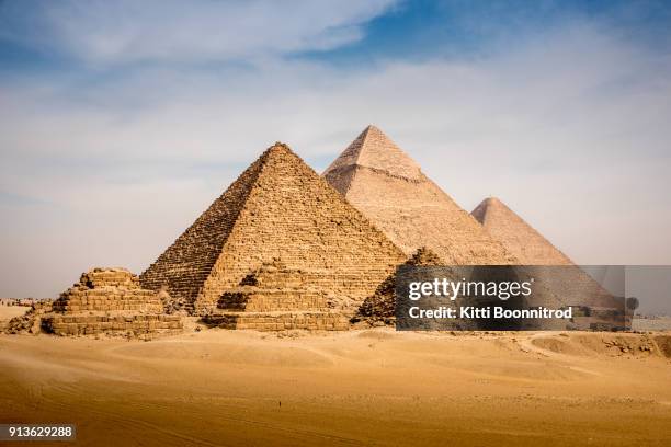 view of the great pyramid complex of giza, in cairo egypt - gizeh piramides imagens e fotografias de stock