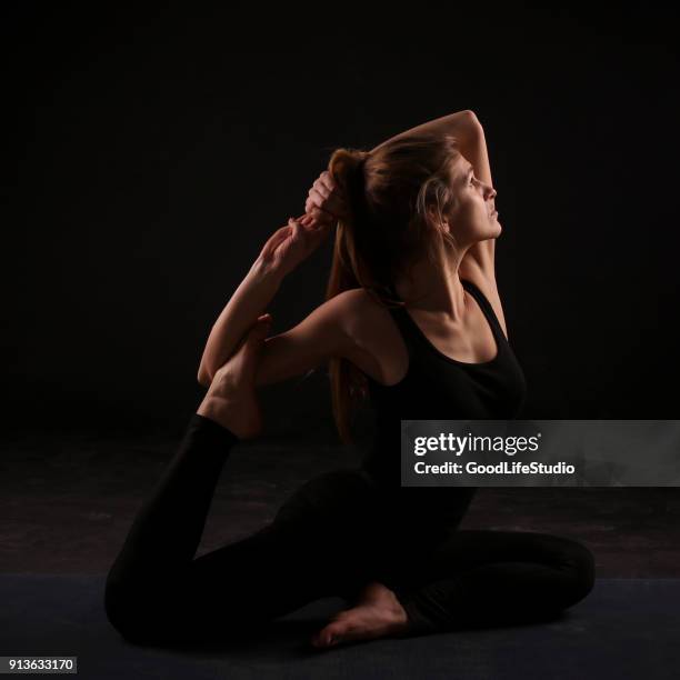 88 fotos de stock e banco de imagens de Yoga Studio Dark - Getty Images