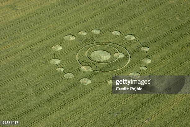 a crop circle impression in a field - graancirkel stockfoto's en -beelden