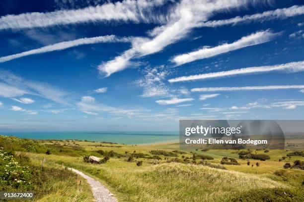 walking path at cap blanc nez (cape white nose), a cape on the touristic côte d'opale (opal coast)in northern france, on the english channel - pas de calais stock-fotos und bilder