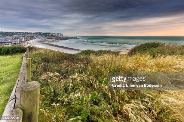 landscape with elevated view from the cliffs at mers-les-bains, a touristic seaside resort, situated on the coast of the english channel - hauts de france fotografías e imágenes de stock