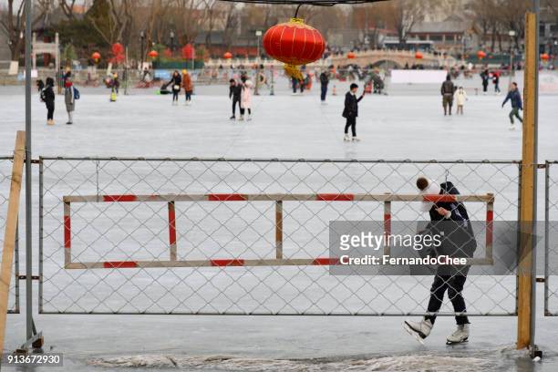 il campo di pattinaggio a pechino houhai - houhai foto e immagini stock