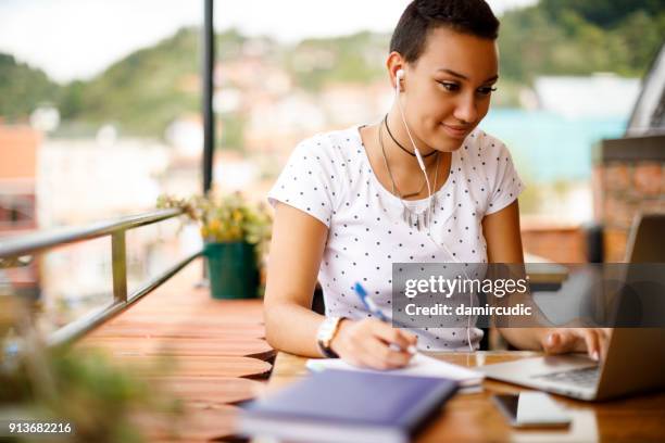 studeren aan het dakterras café - teenager learning child to read stockfoto's en -beelden