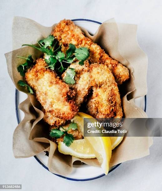 crispy breaded chicken fingers - paniertes hähnchen stock-fotos und bilder