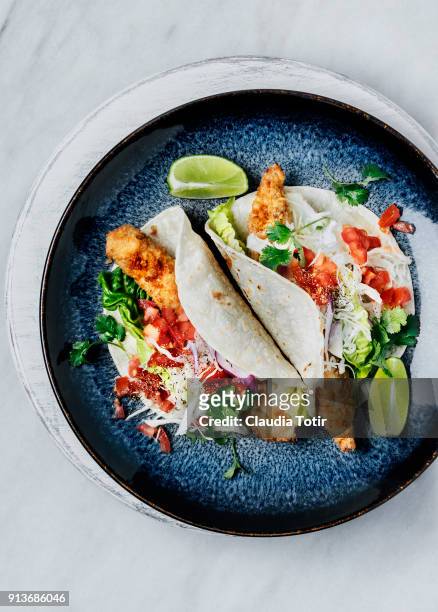 fish tacos - coriandre fond blanc photos et images de collection
