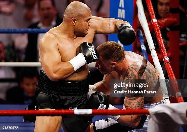 David Tua knocks out Shane Cameron during their heavyweight fight at Mystery Creek on October 3, 2009 in Hamilton, New Zealand.