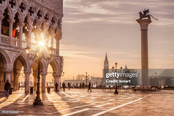 piazza san marco, venetië, italië - san-marcoplein stockfoto's en -beelden
