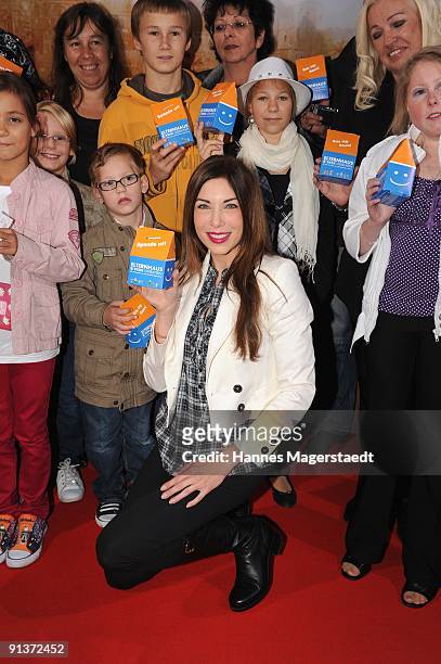 Alexandra Polzin and kids attend the premiere "Lippels Traum" at the MaxxX Filmpalast on October 3, 2009 in Munich, Germany.