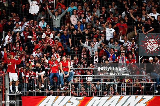 Elkin Soto of Mainz cheers with the supporters after the Bundesliga match between FSV Mainz 05 and 1899 Hoffenheim at the Bruchweg Stadium on October...