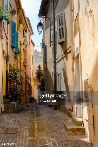 streets of the old town of cannes (suquet), provence-alpes-cote d'azur, france - fortress festival 2017 stockfoto's en -beelden