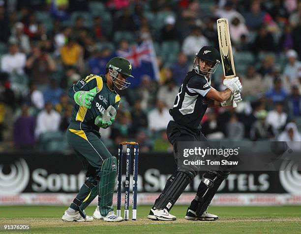 Grant Elliott of New Zealand hits out during the ICC Champions Trophy 2nd Semi Final match between New Zealand and Pakistan played at Wanderers...