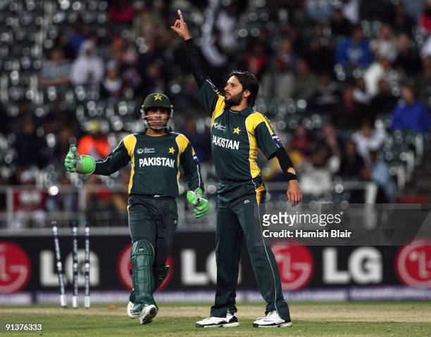 Shahid Afridi of Pakistan celebrates the wicket of Ross Taylor of New Zealand with Kamran Akmal of Pakistan looking on during the ICC Champions...