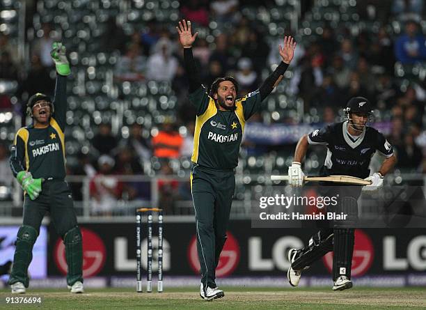 Shahid Afridi of Pakistan appeals unsuccessfully against Grant Elliott of New Zealand during the ICC Champions Trophy 2nd Semi Final match between...