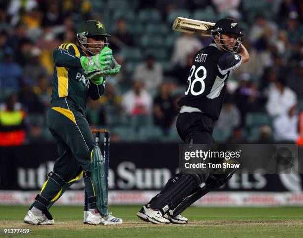 Grant Elliott of New Zealand hits out during the ICC Champions Trophy 2nd Semi Final match between New Zealand and Pakistan played at Wanderers...