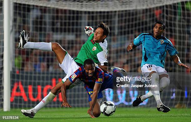 Seydou Keita of Barcelona fights for the ball with goalkeeper Diego Alves and Michel Macedo Rocha of Almeria during the La Liga match between...