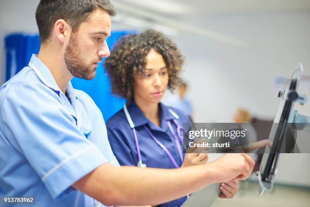 digital de comprimidos - nhs fotografías e imágenes de stock