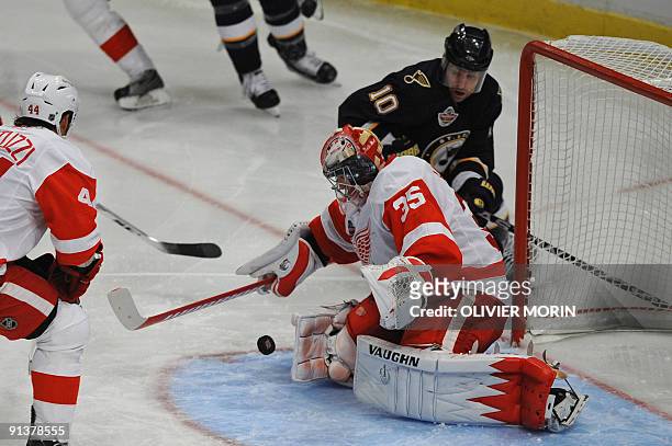 Saint Louis Blues' Andy McDonald struggles for the puck with Red Wings Detroit's goalie Jimmy Howard during a 2009-2010 NHL ice hockey season match...