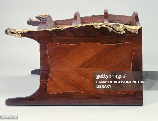 Louis XV style commode; the profile view, without drawers, highlights the curved profile typical of this style, France, 18th century.