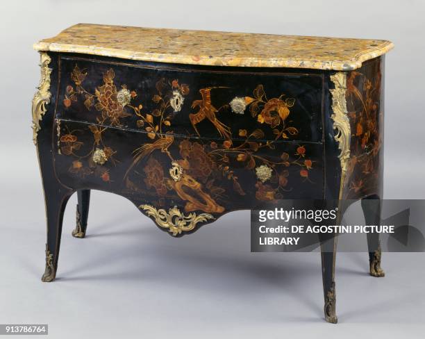 Louis XV style commode, France, 18th century.