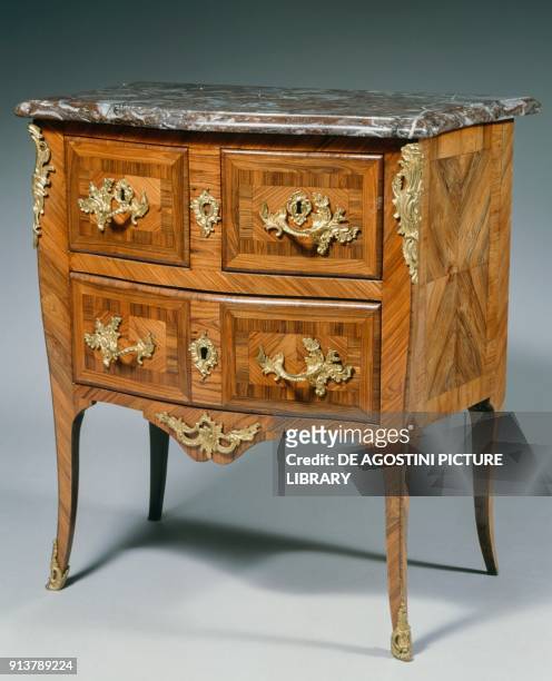 Louis XV style commode, France, 18th century.