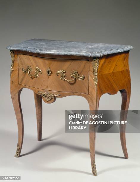 Louis XV style small commode, France, 18th century.