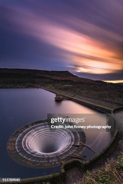 ladybower reservoir plughole sunrise. english peak district. uk. - derwent stausee stock-fotos und bilder