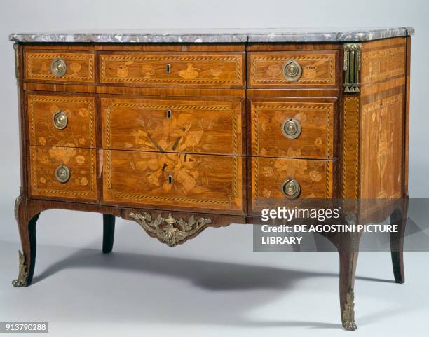 Commode slightly protruding in the central part, with rosewood veneer, marble top, three rows of drawers, uprights with cut edges, arched legs,...