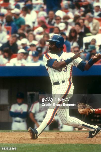 Eddie Murray of the New York Mets swings at the pitch during an MLB game against the Atlanta Braves on May 30, 1992 at Shea Stadium in Flushing, New...