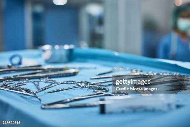 close-up of surgical instruments on medical tray - equipamento cirúrgico imagens e fotografias de stock