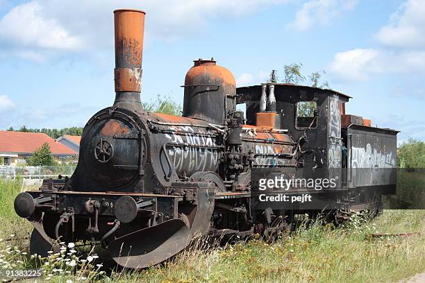 burned out locomotive - pejft stockfoto's en -beelden