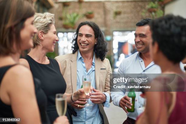 gruppo multietnico di uomini d'affari che bevono qualcosa in una convention - happy hour foto e immagini stock