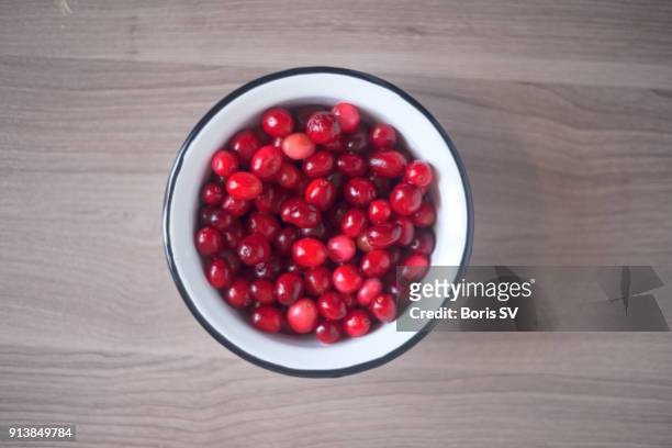 bowl full of cranberries - cranberry sauce 個照片及圖片檔